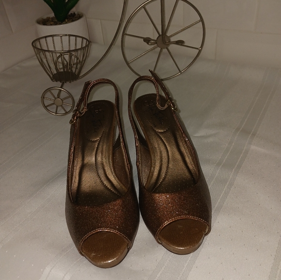 LifeStride Metallic Gold Colored Heels. Size 6M More like Copper colored - Picture 4 of 9